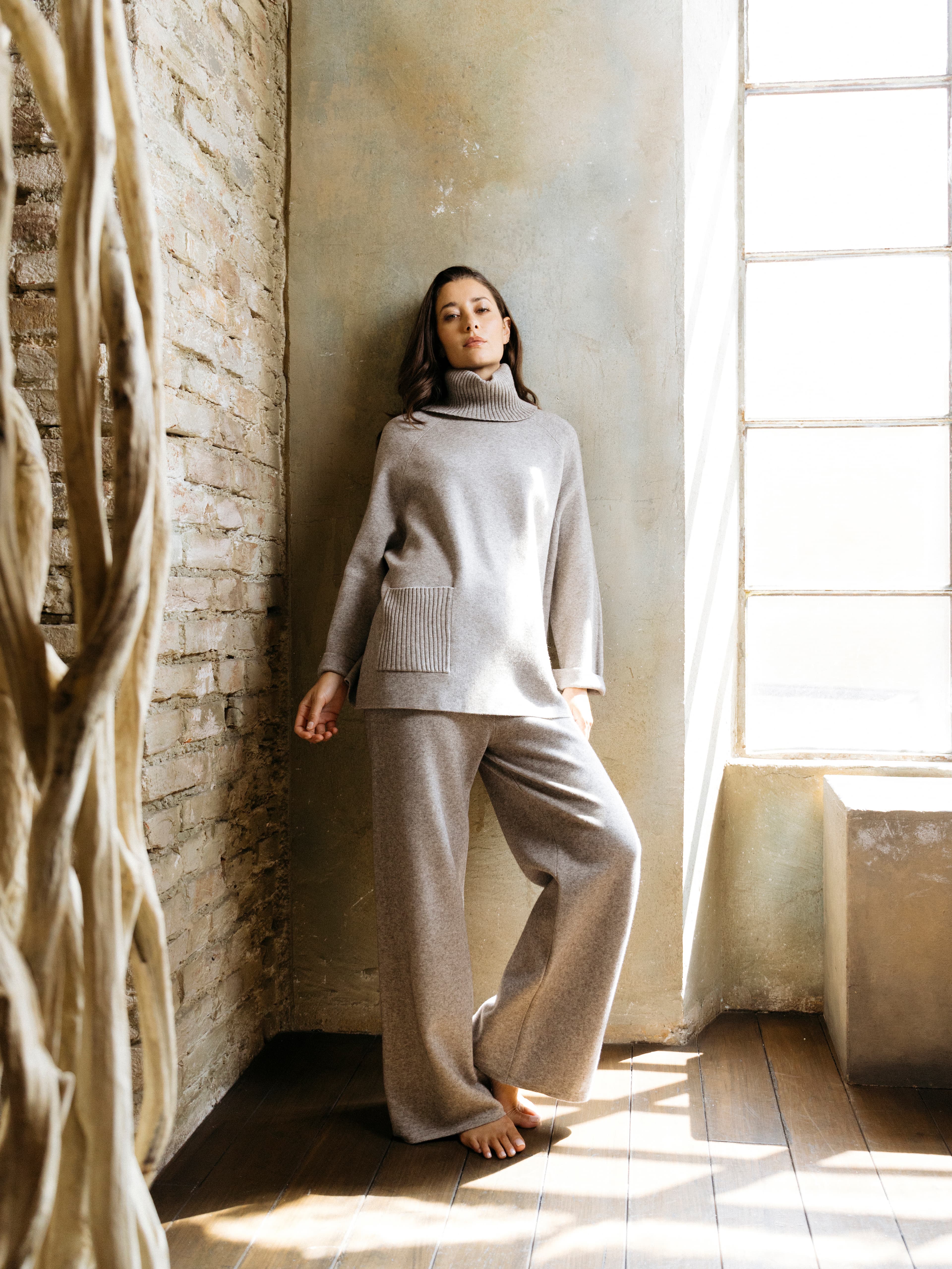 MAGLIA DOLCEVITA IN VISCOSA-OVERSIZE CON TASCHE A COSTE