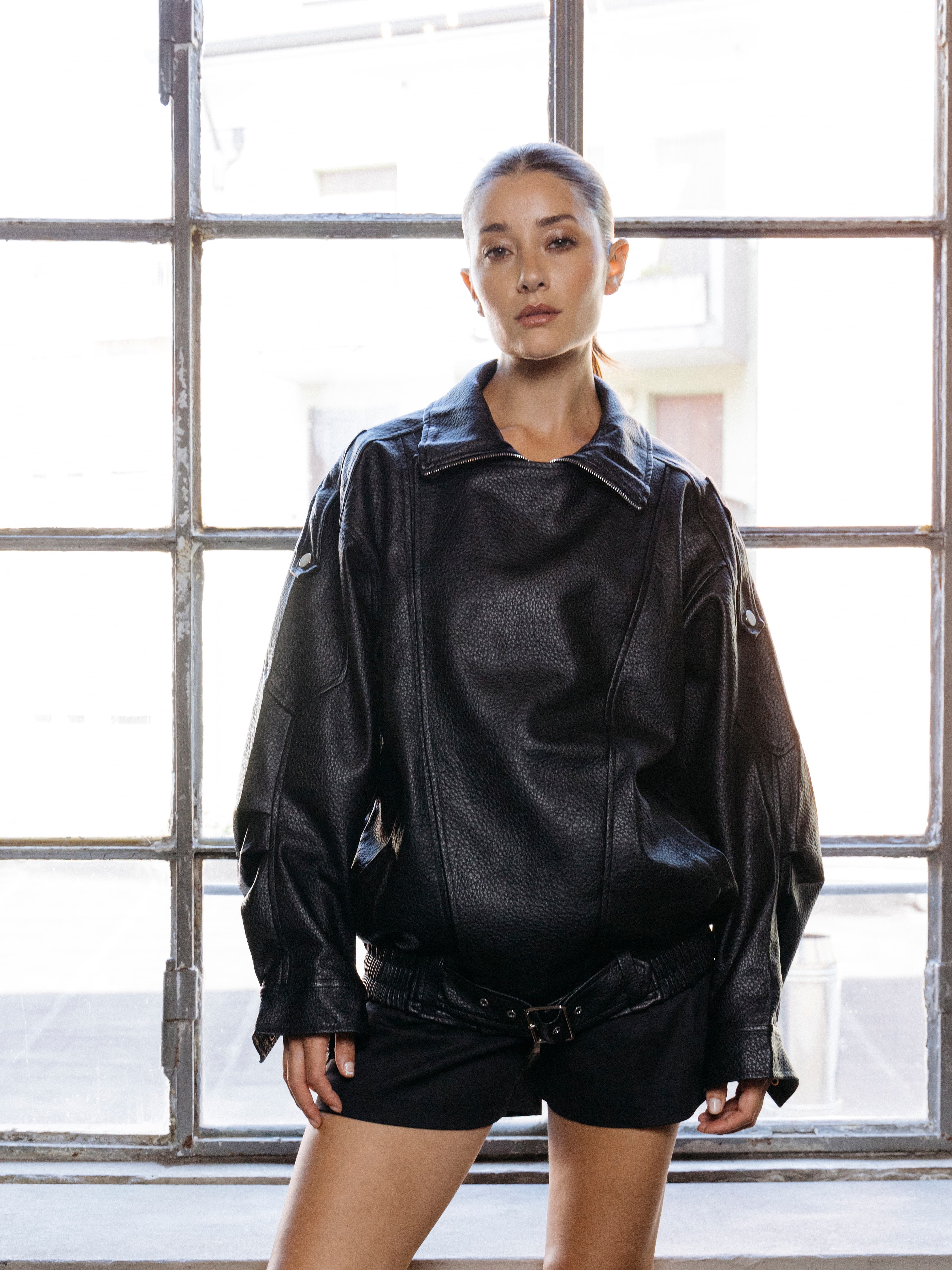 BOMBER OVERSIZE IN PELLE CON ZIP ASIMMETRICA E CINTURA REGOLABILE