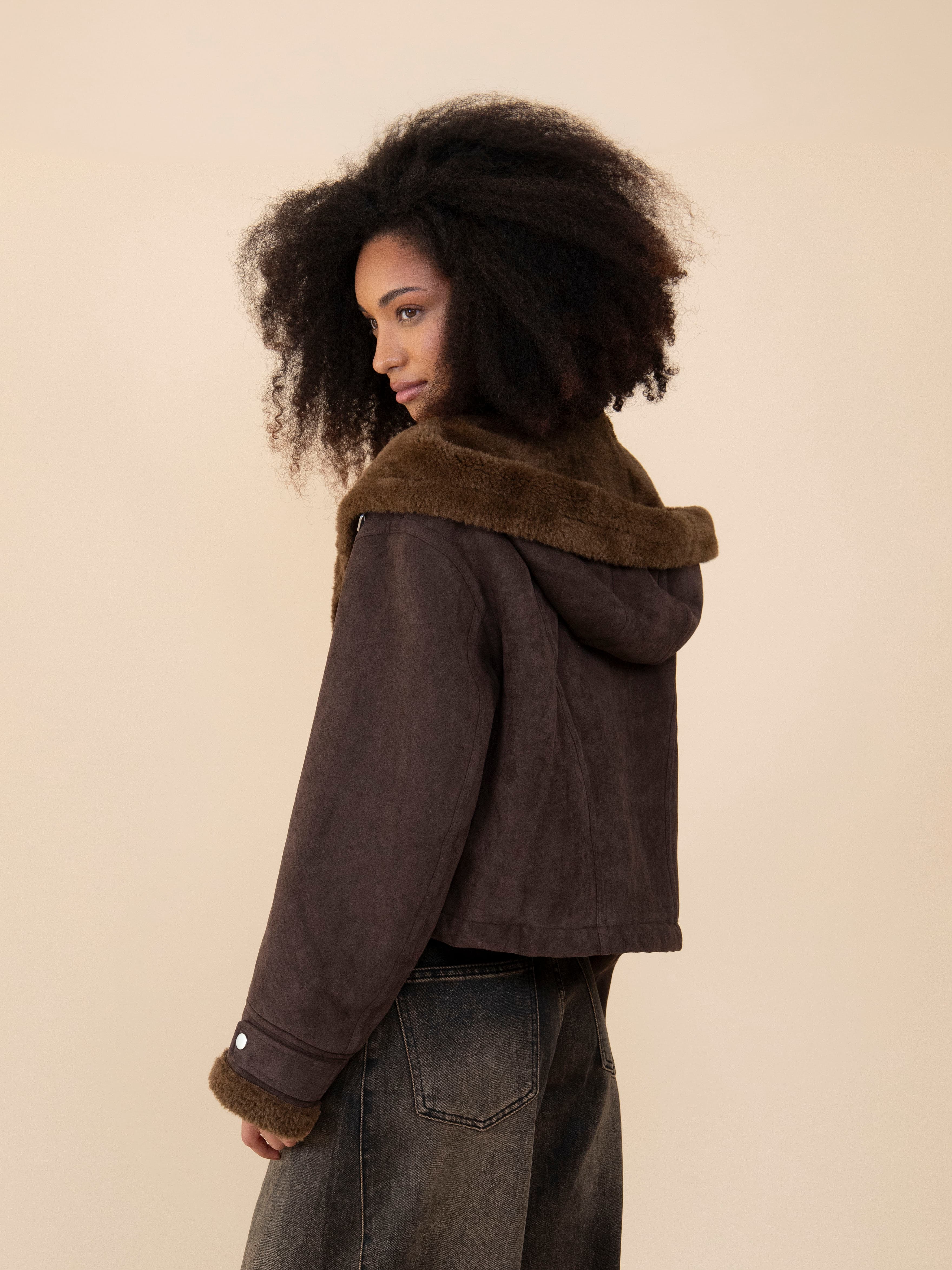 Giacca Corta Effetto Camoscio con Ecofur – Zip Asimmetrica e Cappuccio