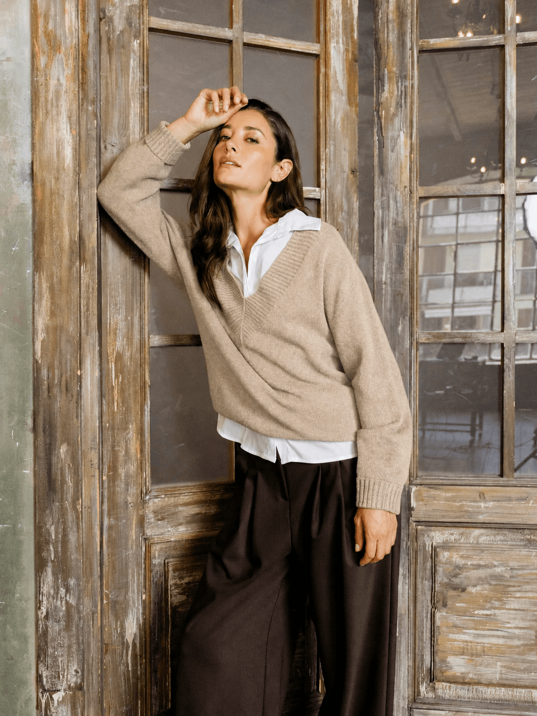 MAGLIA IN VISCOSA CON SCOLLO A V OVERSIZE