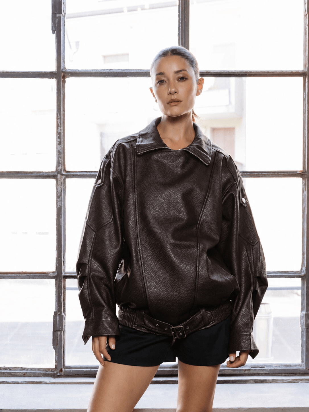 BOMBER OVERSIZE IN PELLE CON ZIP ASIMMETRICA E CINTURA REGOLABILE