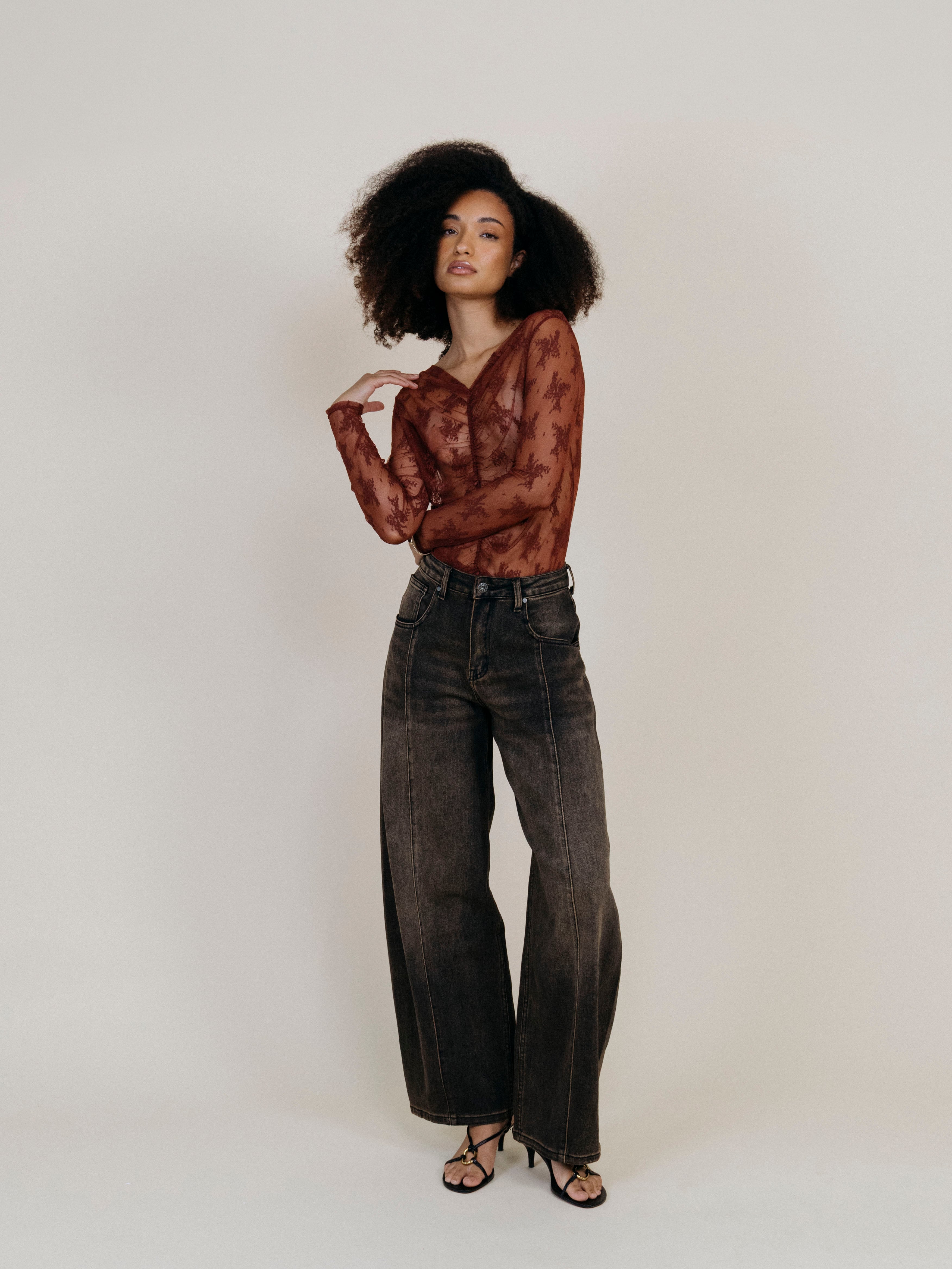 Maglia in Tulle Ricamato Trasparente – Top Drappeggiato a Maniche Lunghe
