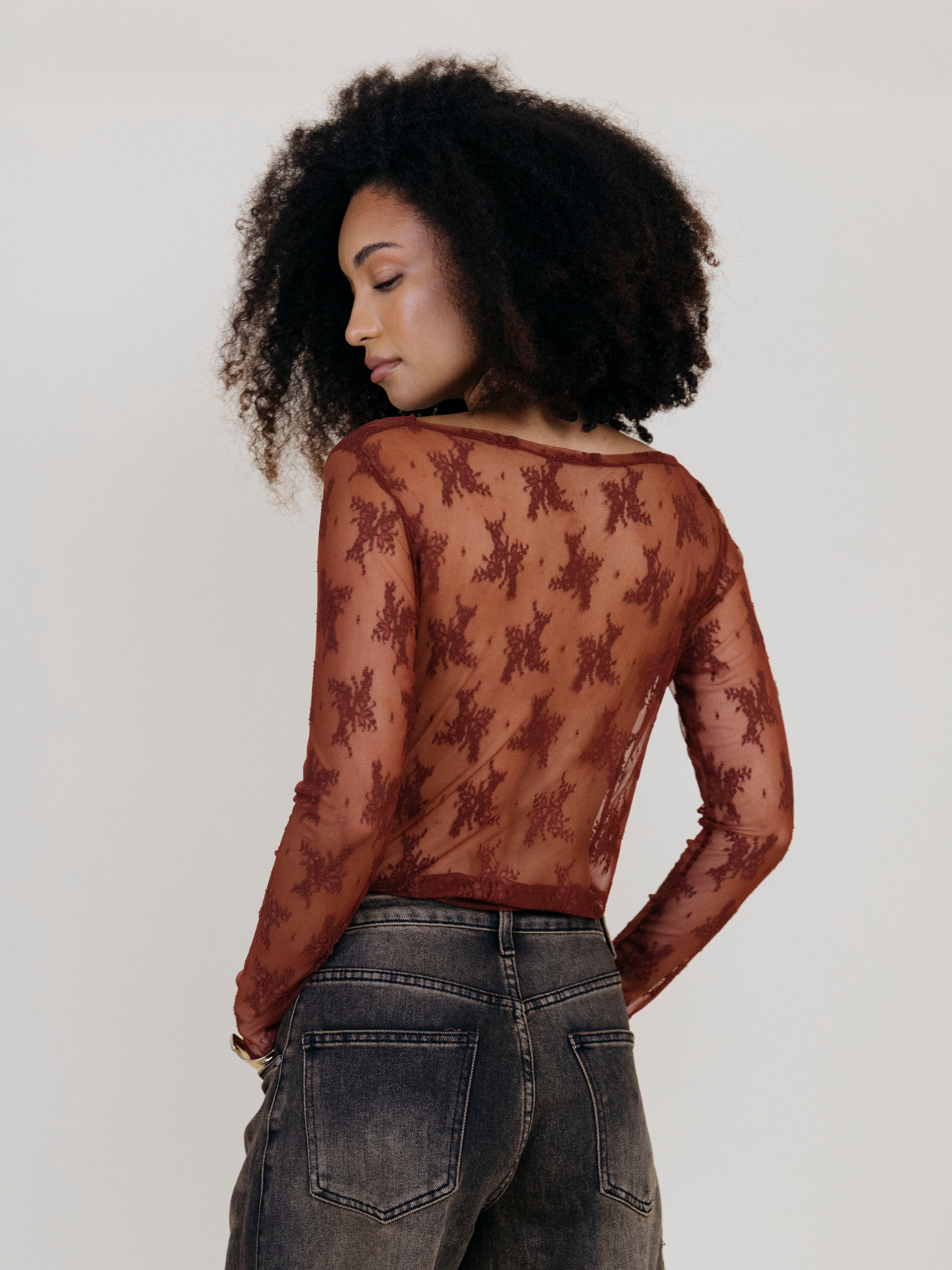 Maglia in Tulle Ricamato Trasparente – Top Drappeggiato a Maniche Lunghe