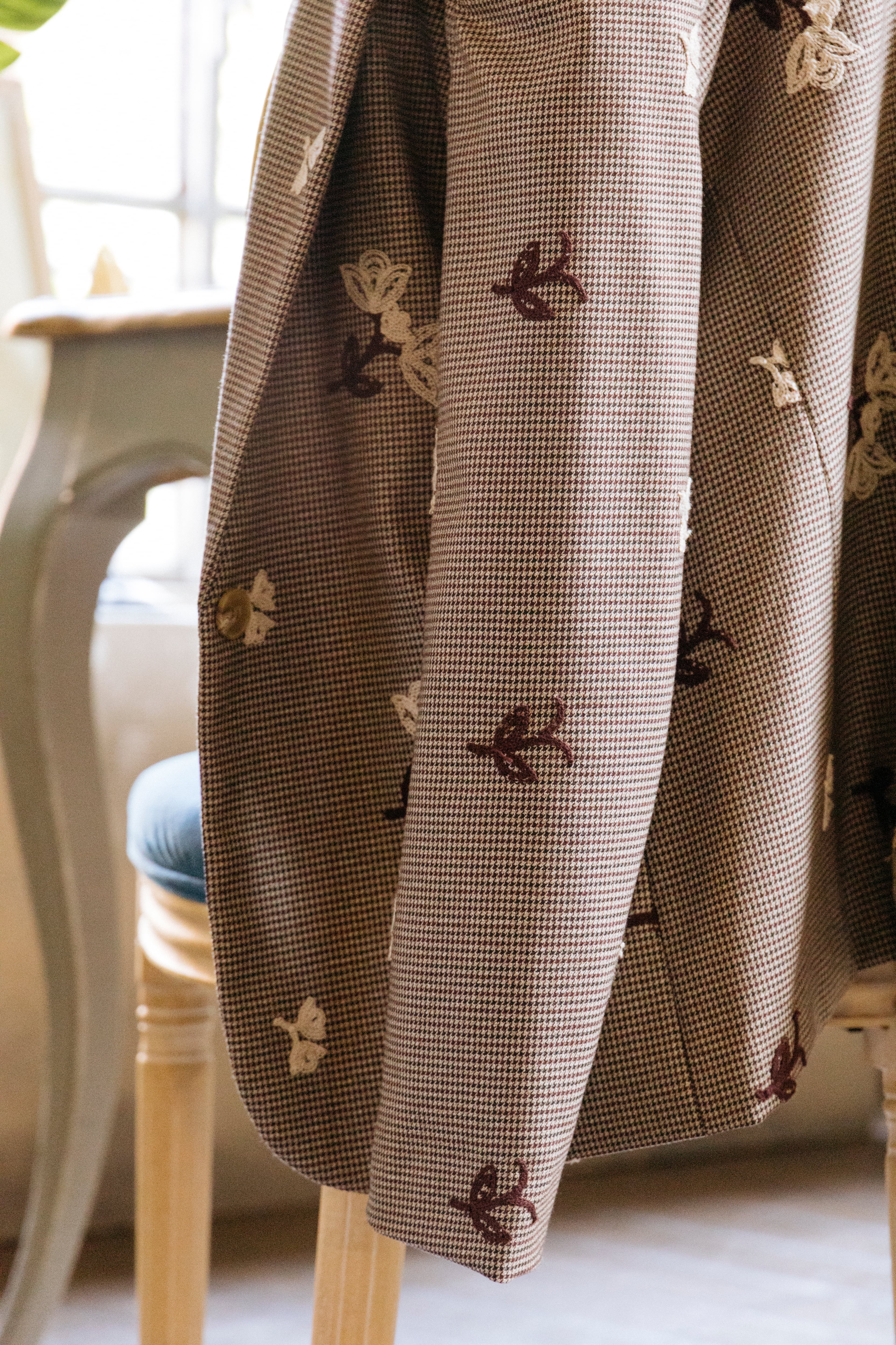 Blazer Sartoriale Ricamato – Giacca Check con Rever e Dettagli Fiocco