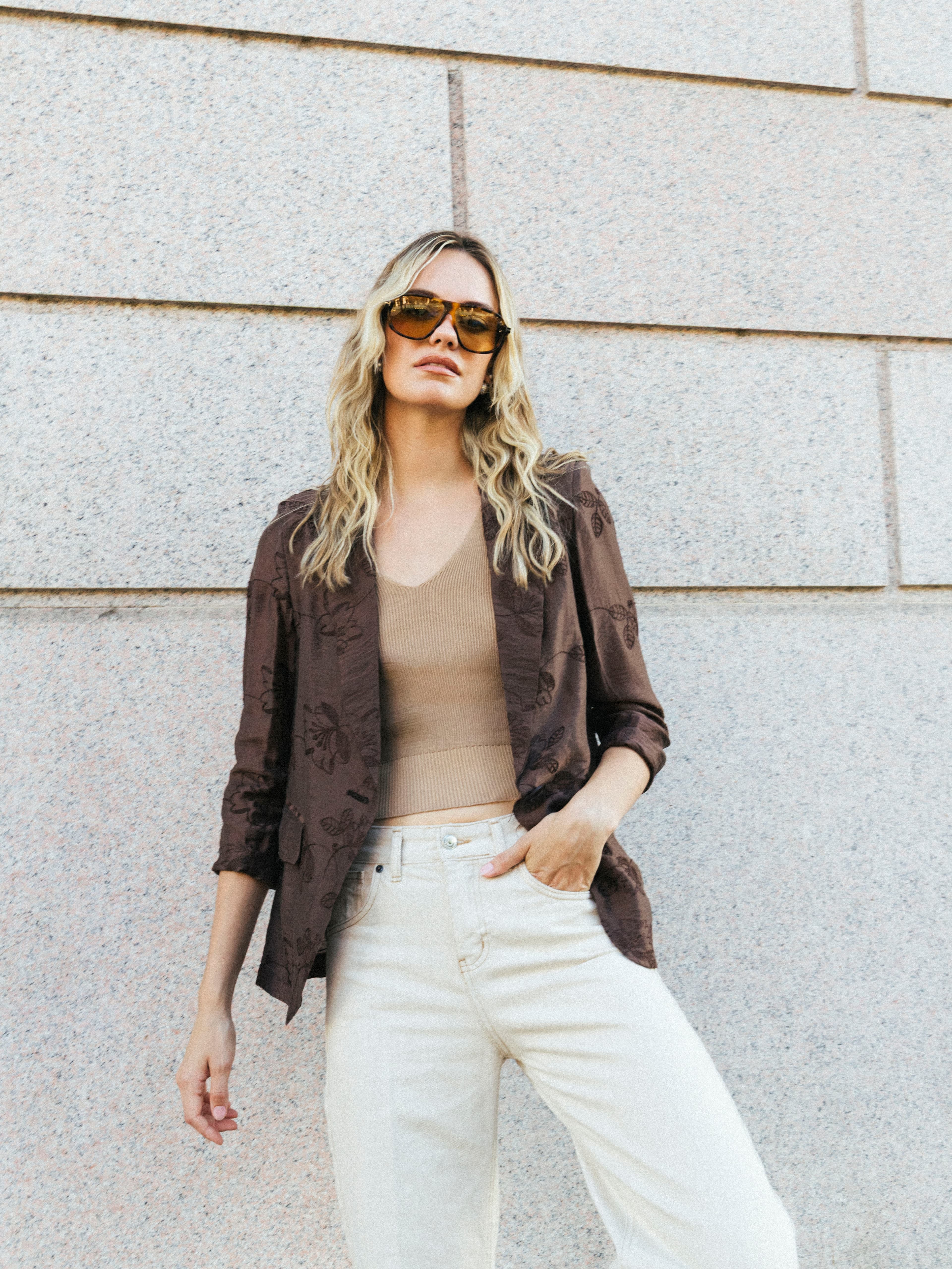 Come abbinare un blazer leggero per un look estivo casual chic